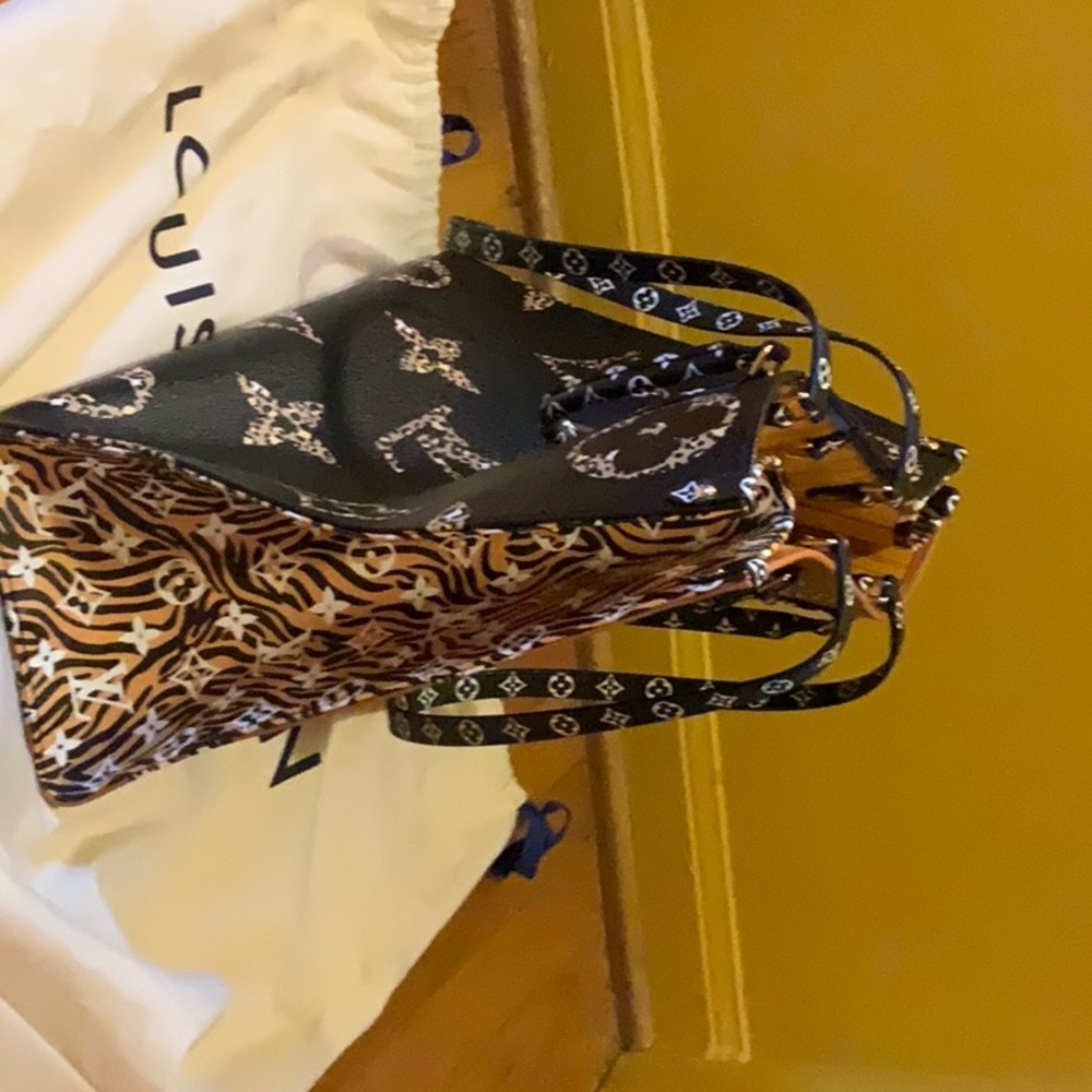 Louis Vuitton Limited Edition. From Nicolas Ghesquière's FW19 Jungle collection - Picture 2 of 10